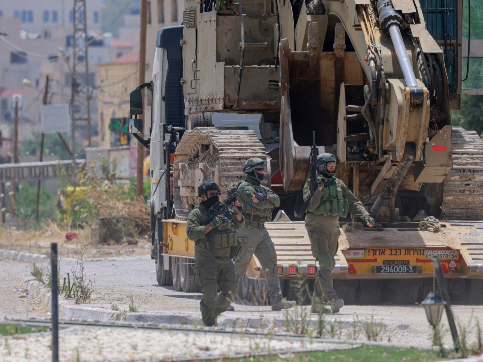 اقتحامات جديدة بالضفة والاحتلال يحاصر منزل مقاوم ويحتجز أقاربه