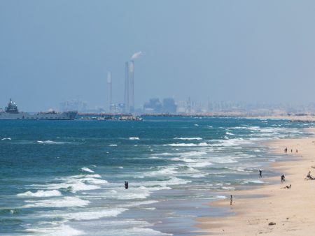 بدء تفريغ المساعدات بميناء غزة العائم وتمسك أممي بأهمية المعابر البرية