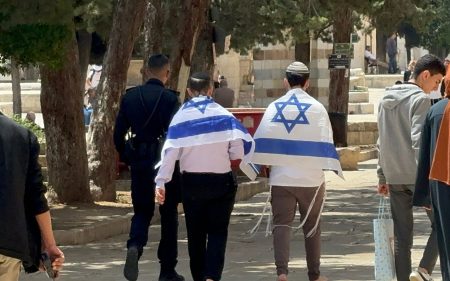 في ذكرى النكبة.. مستوطنون يقتحمون الأقصى ويرفعون العلم الإسرائيلي