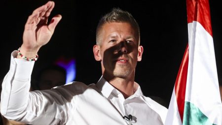 rewrite this title in Arabic Hungarian opposition raises questions over lone Fidesz ally in EPP group