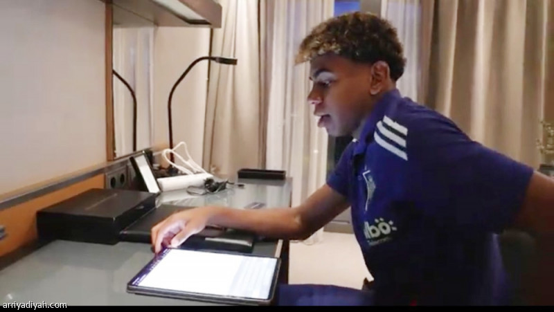 جمال يذاكر واجب المدرسة خلال اليورو