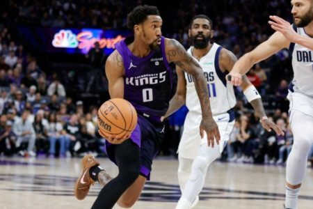 rewrite this title in Arabic Malik Monk agrees to $78 million contract to stay with Kings