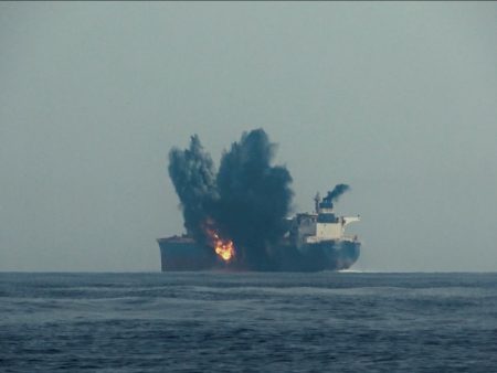 خبراء يكشفون دلالات استهداف الحوثيين سفينة إسرائيلية بصاروخ باليستي