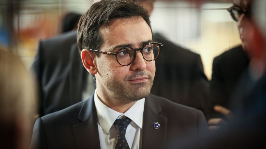 rewrite this title in Arabic Nuclear sidelined in leaked rules on state aid for clean tech