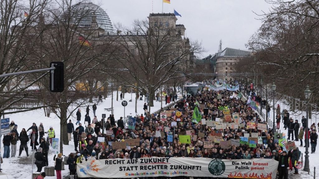 rewrite this title in Arabic Tens of thousands of climate activists protest across Germany ahead of upcoming federal election