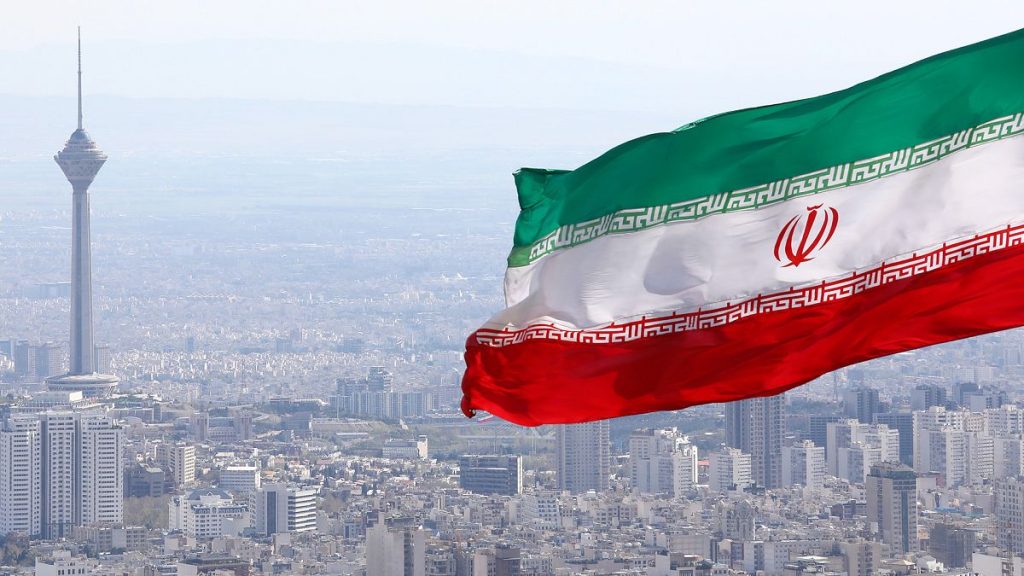 rewrite this title in Arabic Iran targets Azeri ethnic minority activists to ‘silence dissent,’ Human Rights Watch report reveals