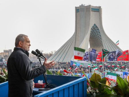 من الاغتيالات إلى الحرب.. كيف قضى بزشكيان عامه الأول رئيسا لإيران؟