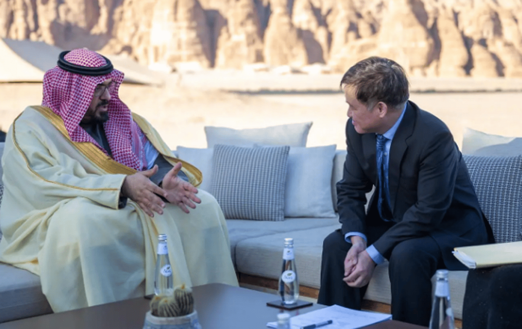 وزير الاقتصاد والتخطيط ومحافظ بنك الشعب الصيني يناقشان مجالات التعاون