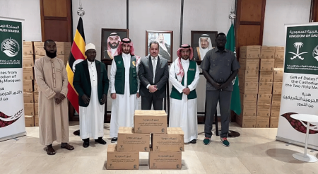 مركز الملك سلمان للإغاثة يسلّم 25 طنًا من التمور هدية المملكة لجمهورية أوغندا