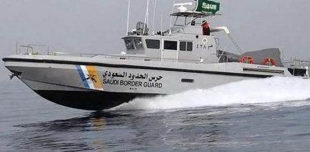 إنقاذ 5 مقيمين بعد جنوح واسطتهم البحرية في عرض البحر بمكة