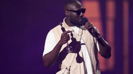 rewrite this title in Arabic Stormzy to receive honorary degree from Cambridge