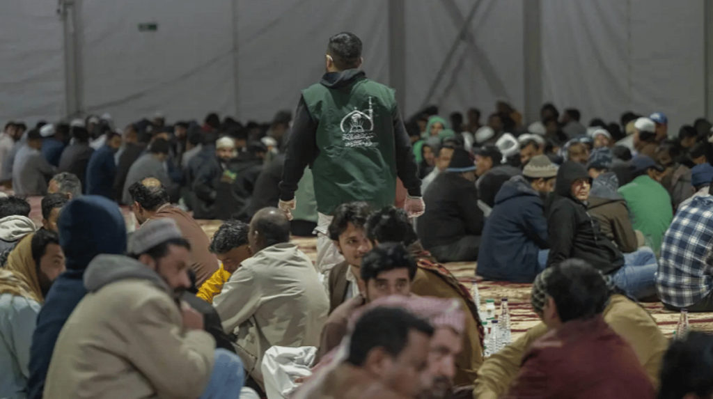مخيمات إفطار الصائمين بالحدود الشمالية.. 16 عامًا من العطاء في رمضان