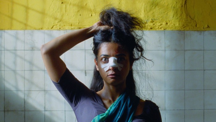 rewrite this title in Arabic Sister Midnight film review — singular and stylised story of Indian self-liberation