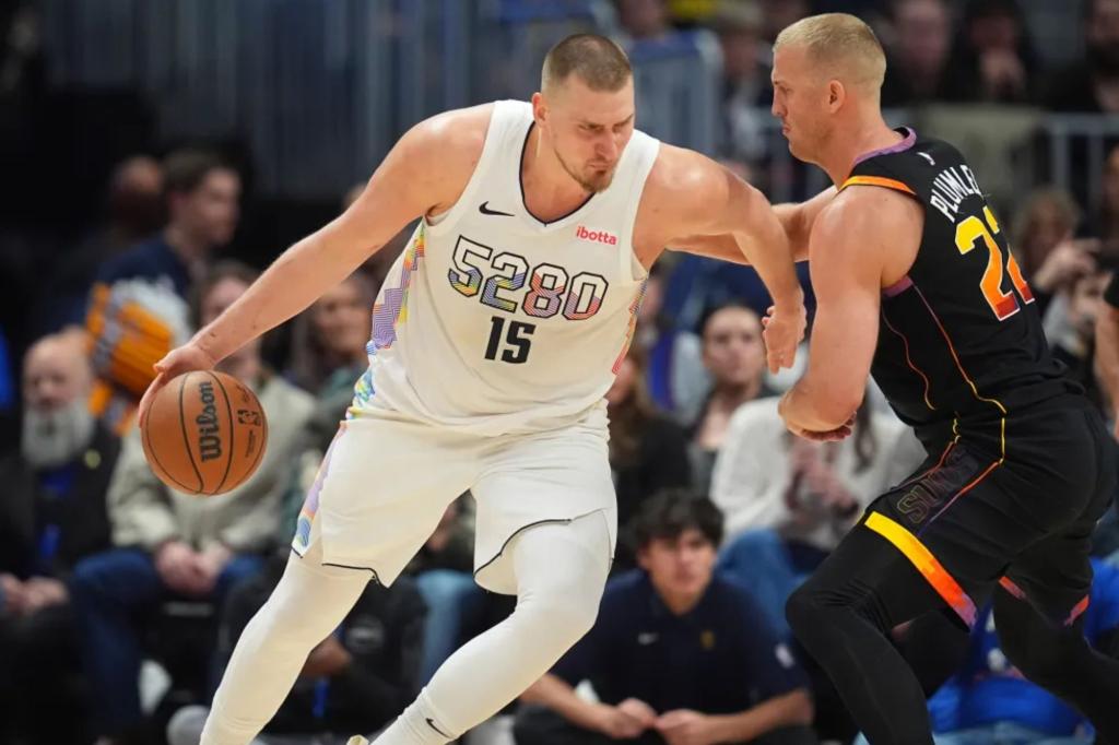 rewrite this title in Arabic Nikola Jokić posts first 30-20-20 game in NBA history in Nuggets’ win