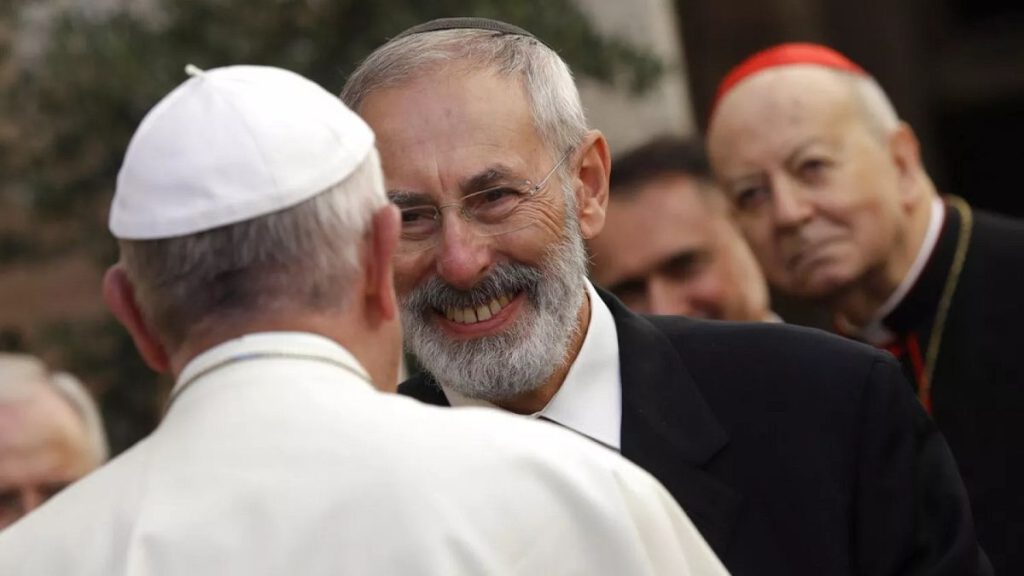 rewrite this title in Arabic Chief Rabbi of Rome lauds Pope Francis for his ‘openness and warmth’