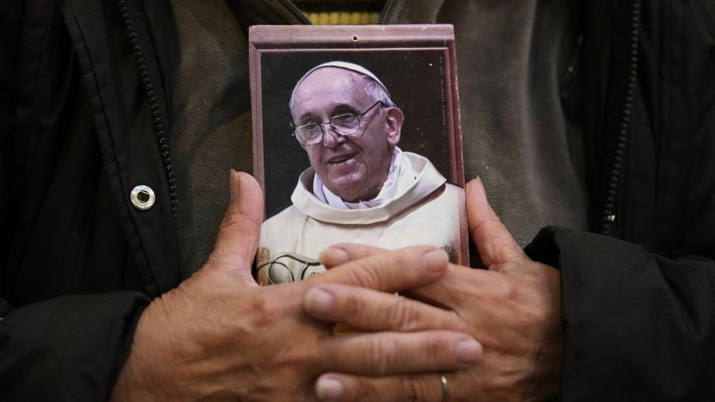 rewrite this title in Arabic Video. Argentines pay tribute to Pope Francis in his hometown of Buenos Aires
