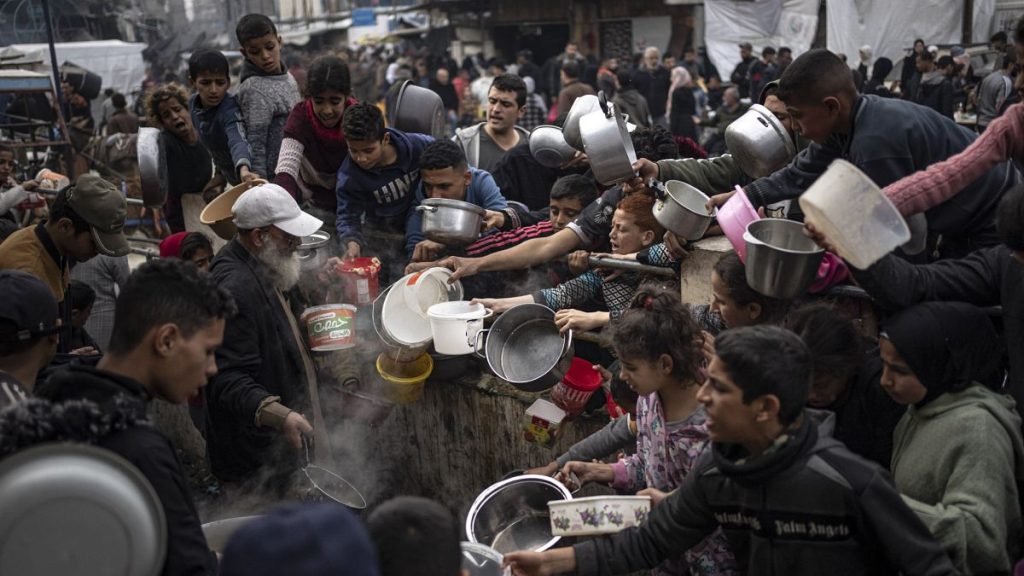 rewrite this title in Arabic UN agencies slash jobs, warn of impact to services amid US funding cuts, officials say