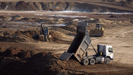 rewrite this title in Arabic Ukraine ready to sign controversial minerals deal with the United States, officials say