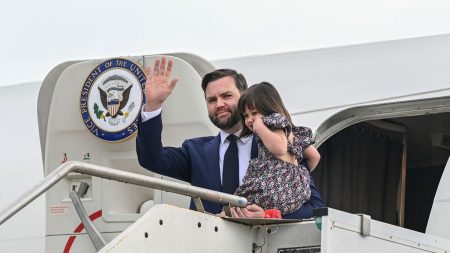 rewrite this title in Arabic JD Vance to meet senior Vatican official after tangling with Pope on deportations