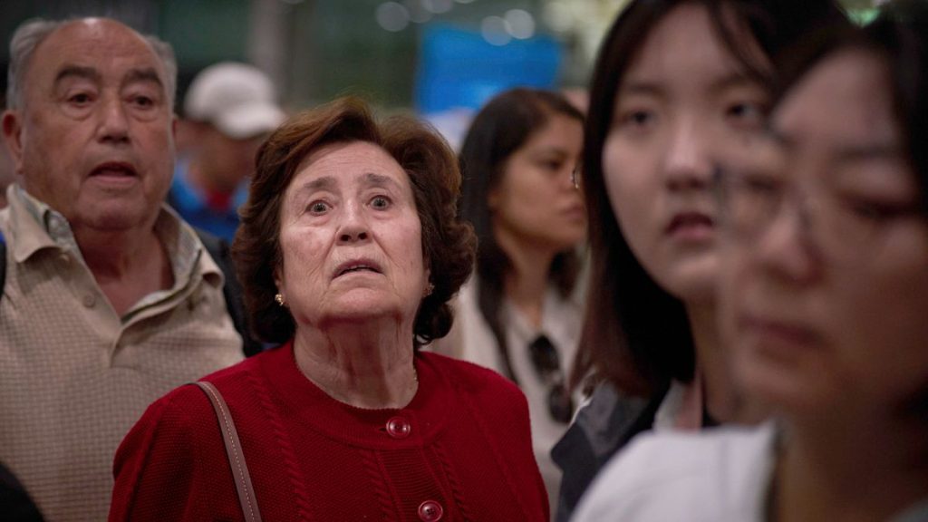 rewrite this title in Arabic Video. Thousands stranded as power outage hits Iberian Peninsula