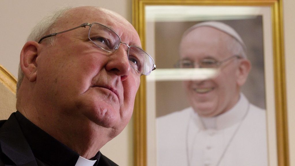 rewrite this title in Arabic Who is Kevin Farrell, the cardinal running the Vatican until the next pope is chosen?