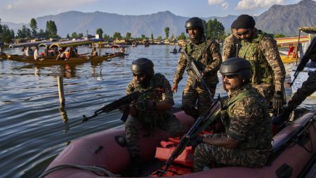 rewrite this title in Arabic India closes dozens of Kashmir tourist resorts after deadly attack