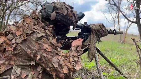 rewrite this title in Arabic Child killed in Russian strike on Dnipropetrovsk as villages are evacuated