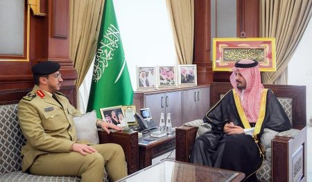 أمير المدينة المنورة يستقبل قائد قوات أمن المنشآت بالمنطقة