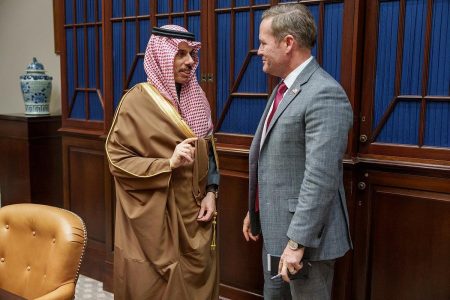 وزير الخارجية يبحث تعزيز العلاقات الاستراتيجية مع مستشار الأمن القومي الأمريكي