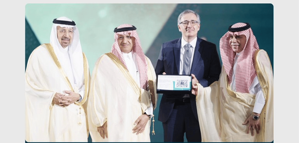 وزير التجارة يسلّم كلية لندن للأعمال سجلها التجاري لبدء أعمالها في الرياض