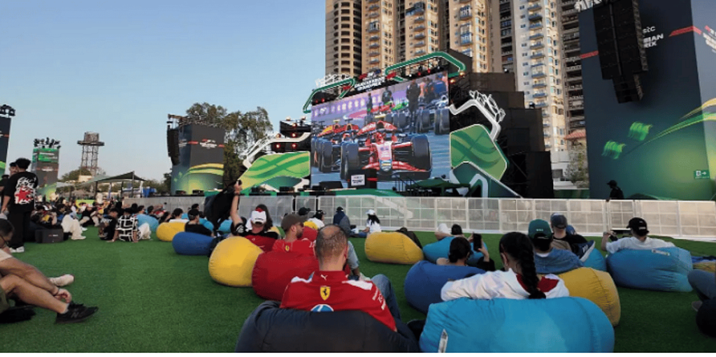 منطقة الجماهير في حلبة كورنيش جدة تستقطب السياح والزوار بفعاليات متنوعة