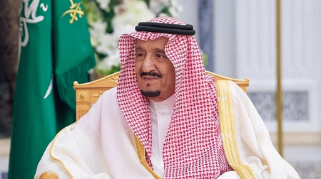 خادم الحرمين يمنح ميدالية الاستحقاق من الدرجة الثالثة لـ 115 مقيمًا لتبرعهم بالدم 10 مرات