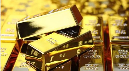 الذهب يسجل رقما قياسيا جديدا والأونصة تقترب من 3500 دولار