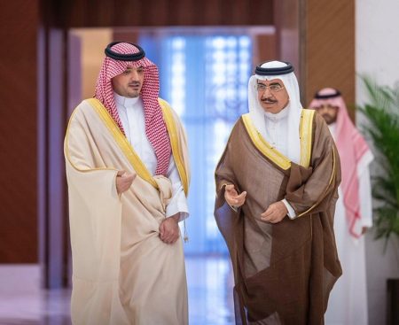 وزير الداخلية يبحث مع نظيره البحريني تعزيز التعاون