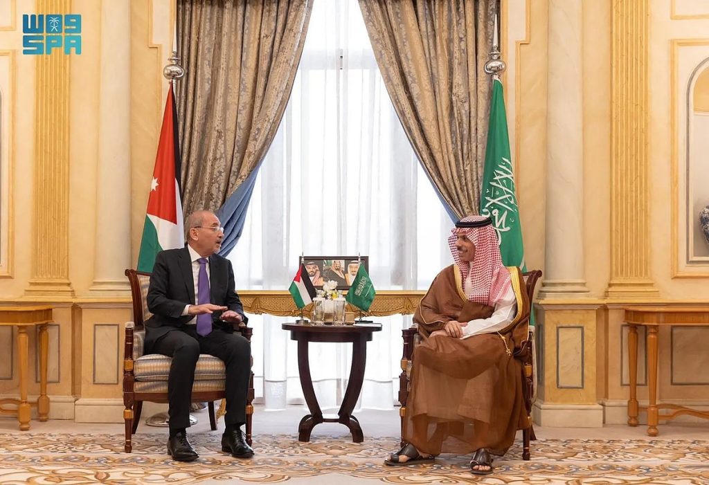 وزير الخارجية يناقش مع نظيره الأردني مستجدات الأحداث الإقليمية والدولية