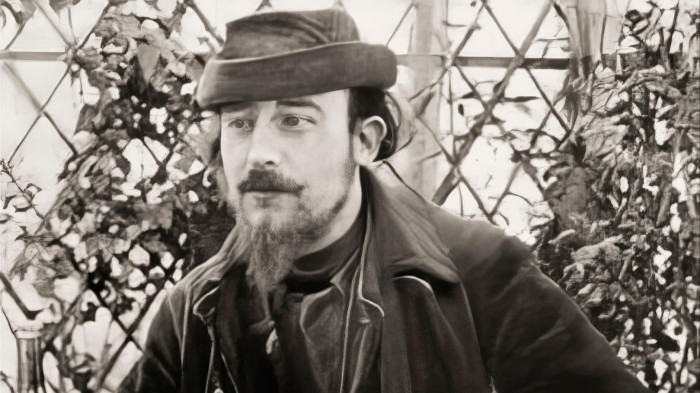 rewrite this title in Arabic Erik Satie Three Piece Suite by Ian Penman — the first true musical impressionist