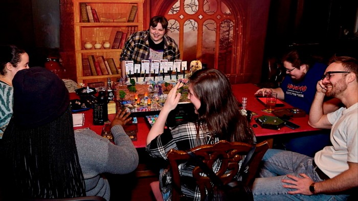 rewrite this title in Arabic London’s new Dungeons & Dragons tavern — and why fantasy role-play is on a roll