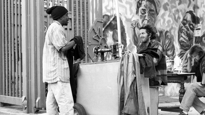 rewrite this title in Arabic Michael Swaine: ‘What I learnt from mending strangers’ clothes’