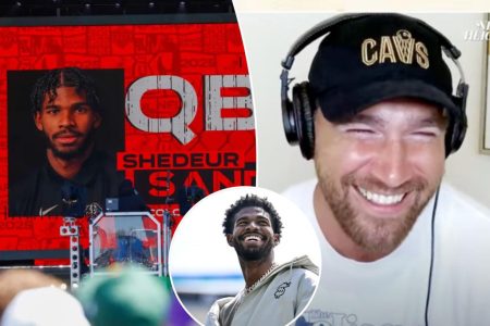 rewrite this title in Arabic Travis Kelce rips anonymous scouts in profanity-laced tirade after Shedeur Sanders’ NFL draft slip