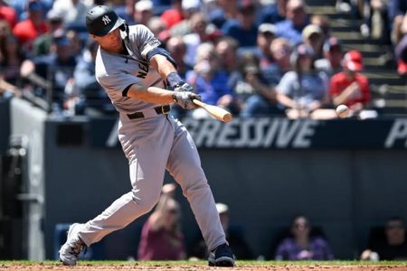 rewrite this title in Arabic Paul Goldschmidt continues red-hot Yankees start with three-hit day