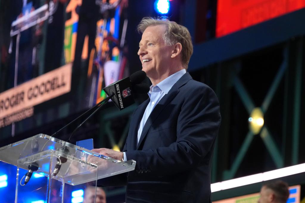 rewrite this title in Arabic Roger Goodell offers potentially polarizing twist to offset NFL draft being too long