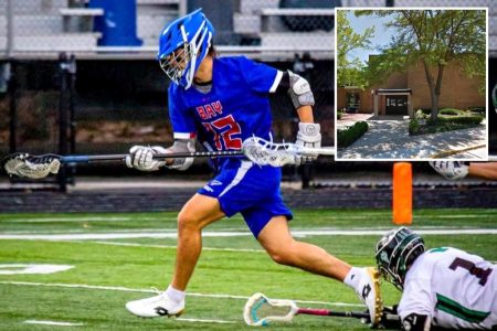 rewrite this title in Arabic Ohio high school lacrosse star Dylan Veselic, 16, dies after suffering injury during game