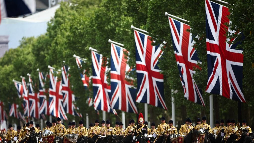 rewrite this title in Arabic Thousands gather in London to mark the 80th anniversary of VE Day