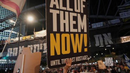 rewrite this title in Arabic Seven EPP congress delegates refuse to call for Hamas hostage release