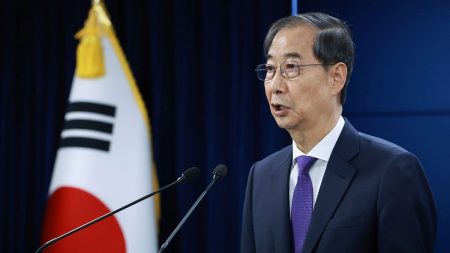 rewrite this title in Arabic South Korea’s acting President Han Duck-soo resigns amid reports of expected presidential bid