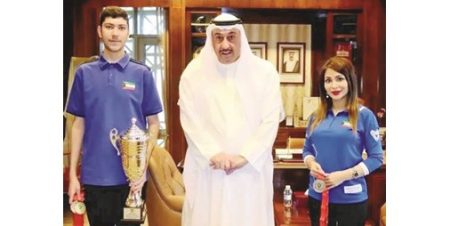 الحمود يُكرِّم أبطال «أزرق البلياردو»