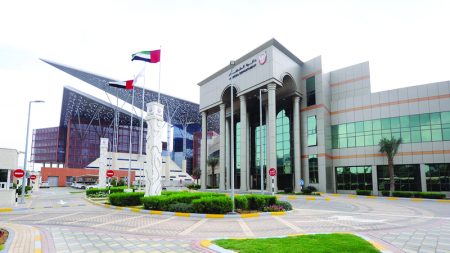 امرأة ترفض إعادة 33 ألف درهم إلى صديقها.. اعتبرتها هدية