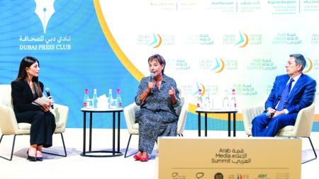 متحدثون في جلسة «من الجريدة إلى التغريدة»: الإعلام التقليدي سيعود إلى مكانته