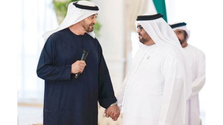 قاضٍ يُسدد مخالفات الإقامة عن أسرة أفغانية تكريماً لاسم طفلها: «زايد لا يُغرّم.. زايد يُكرّم»