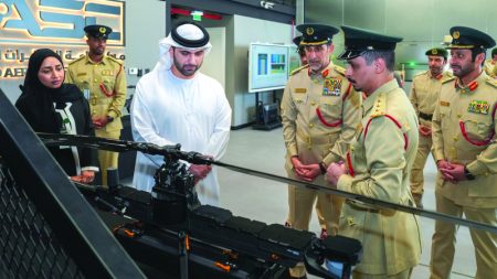 منصور بن محمد يتفقد مركز الطائرات المسيّرة في شرطة دبي